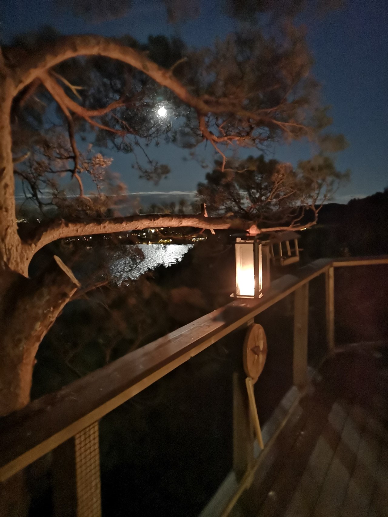 Lykt på terrassen en kveld, med fjorden i bakgrunnen