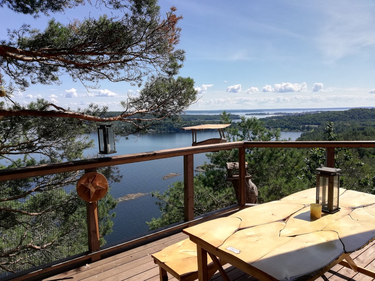 Bare føtter på rekkverket, med Oslofjorden under